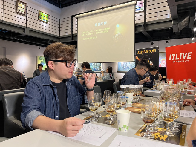   旺旺中时第一届「金威奖」素人北中南300人盲测活动，吸引威士忌界重量级达人到场，现场星光熠熠，图左为世界顶尖调酒大赛冠军的「Nono」余瀚为。（林金池摄）