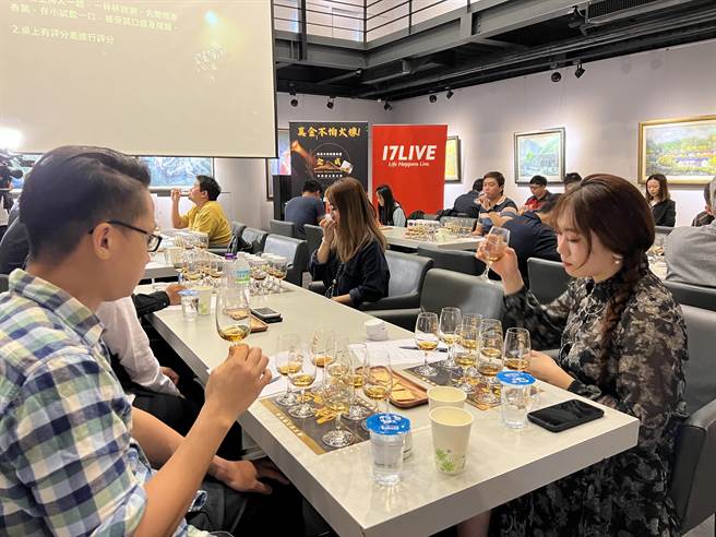 旺旺中时第一届「金威奖」素人北中南300人盲测活动，吸引威士忌界重量级达人到场，现场星光熠熠，图前右左分别为福醺汤包主理人Amy Wang、Cloud。（林金池摄）