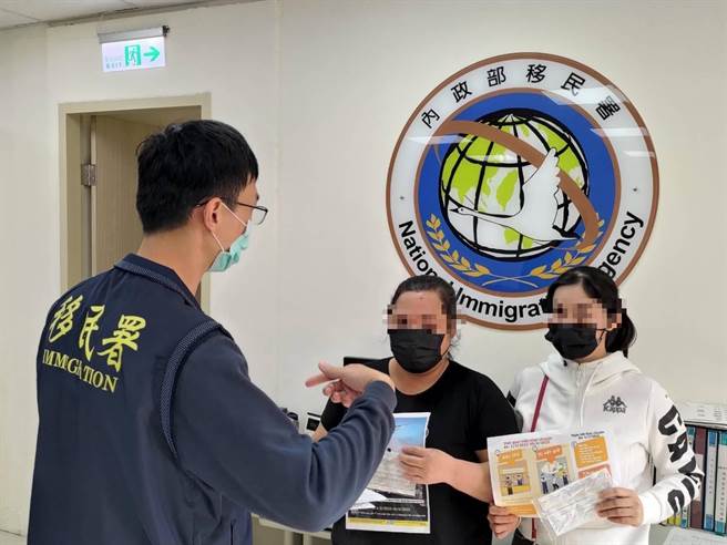 移民官向2名失联女移工说明专案措施。（嘉义市专勤队提供／廖素慧嘉市传真）