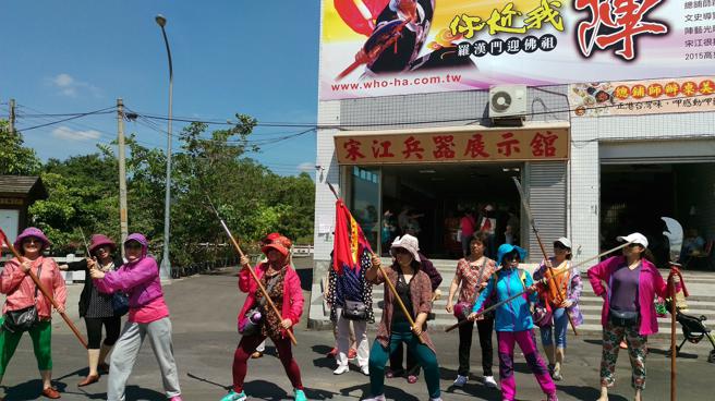 参加导览民眾在宋江兵器馆前体验兵器演练。（图／品观点提供）