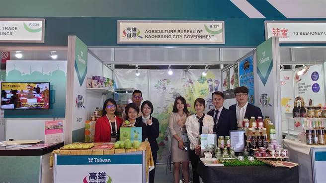 疫情趋缓，「高雄首选」农特展品睽违3年，再度于国际舞台亮相！高雄市农业局参加2月20日至24日为期5天的杜拜国际会展，将芭乐、蜜枣等高雄优质农产于会中展售，吸引当地同胞及驻杜拜台北商务办事处处长张治平关切，品尝后对高雄水果美味及品质讚不绝口。(高雄市农业局提供／林雅惠传真)