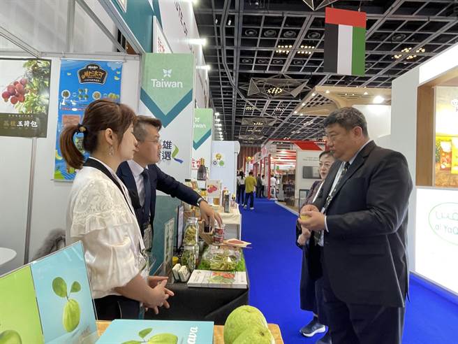 疫情趋缓，「高雄首选」农特展品睽违3年，再度于国际舞台亮相！高雄市农业局参加2月20日至24日为期5天的杜拜国际会展，将芭乐、蜜枣等高雄优质农产于会中展售，吸引当地同胞及驻杜拜台北商务办事处处长张治平关切，品尝后对高雄水果美味及品质讚不绝口。(高雄市农业局提供／林雅惠传真)
