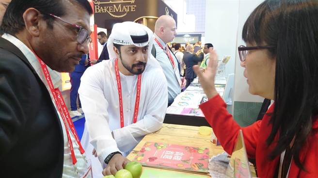 疫情趋缓，「高雄首选」农特展品睽违3年，再度于国际舞台亮相！高雄市农业局参加2月20日至24日为期5天的杜拜国际会展，将芭乐、蜜枣等高雄优质农产于会中展售，吸引当地同胞及驻杜拜台北商务办事处处长张治平关切，品尝后对高雄水果美味及品质讚不绝口。(高雄市农业局提供／林雅惠传真)