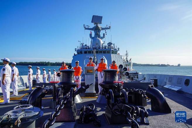 中共海军第42批护航编队参加中俄南非三国海上联演。图为日照舰驶入南非理查兹湾港区。（新华社）