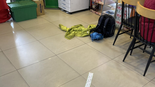 台南一名女网友表示，昨日在北区海安路上的全家看到3名小孩占用门市3张桌子。（图／翻摄自爆废公社）