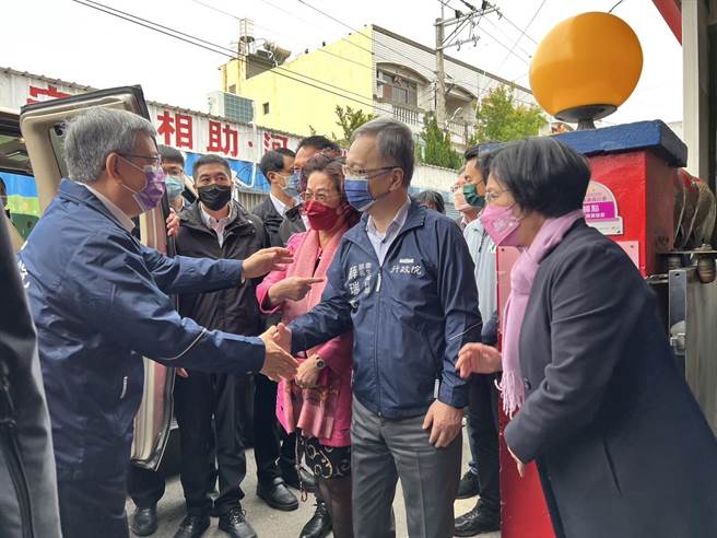 行政院长陈建仁21日到访彰化，彰化县长王惠美等人迎接参访秀水马兴社区。(吴建辉摄)