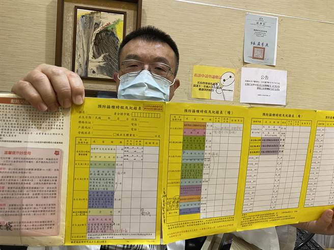 小儿科医师施胜桓精算婴儿出生至1岁6个月，常规疫苗需要注射的就有16针，再加上流感疫苗以及新冠疫苗，总共超过20针。（冯惠宜摄）