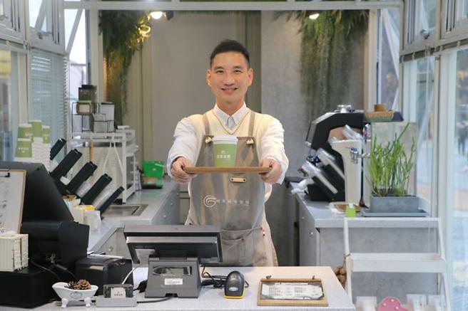 ▲拥有工程设计师与婚礼顾问分别十多年经验的黄昭隆，结合两项专长，打造浪漫货柜咖啡。　图：丽宝乐园渡假区／提供