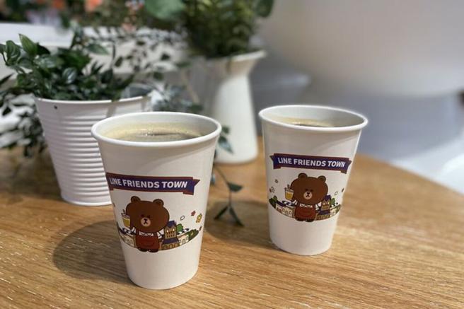 ▲「熊大的丽宝小镇」美食区也有咖啡品项，咖啡杯上还有可爱熊大。　图：丽宝乐园渡假区／提供