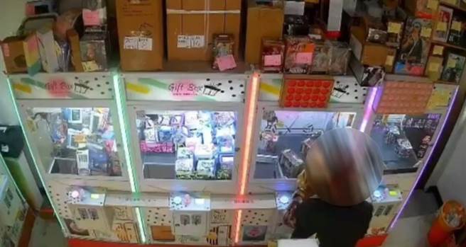 53岁詹姓男子于2月6日到楠梓区军校路一夹娃娃店内行窃。（翻摄照片／林瑞益高雄传真）