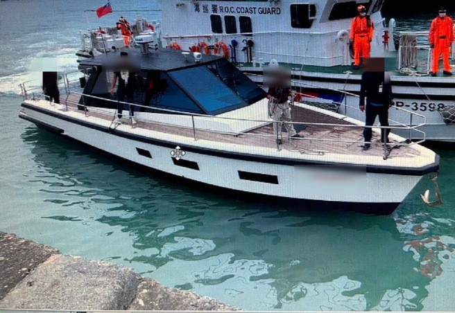 马来西亚籍自用游「大○8」号，航经新竹海山西方1浬处，因失去动力以航速0-1节持续缓慢往南漂航，船上3名人员暂时安全，海巡署中部分署接获通报后前往救援。（海巡队提供）