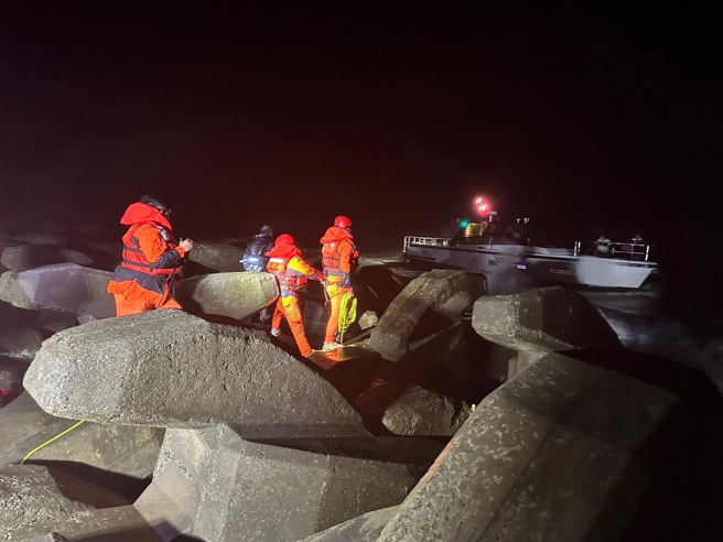 第三岸巡队派遣人员前往戒护。（海巡队提供）