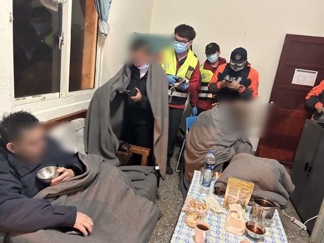 海巡队救起船上3名人，并提供热饮及毛毯让船员祛寒保暖，经检视人员状况均良好无需就医。（海巡队提供）