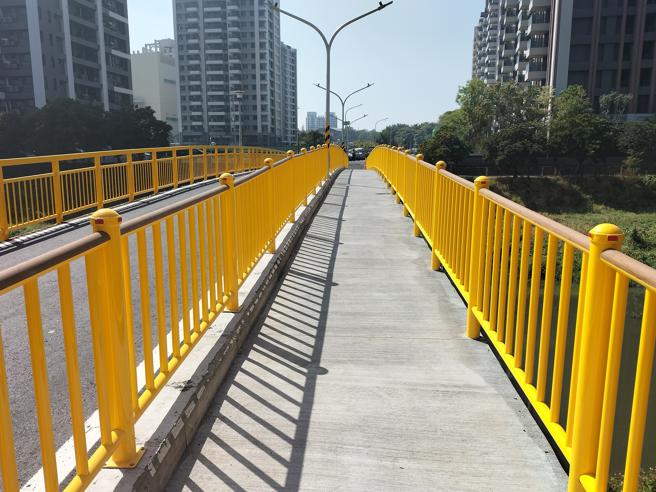 惠丰桥上机车与行人争道，影响人车安全，因此于桥梁侧兴建人行道。（品观点提供）
