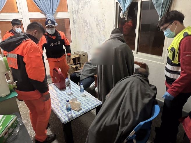 海巡队救起船上3名人，并提供热饮及毛毯让船员祛寒保暖，经检视人员状况均良好无需就医。（海巡队提供）