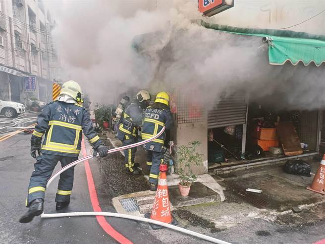 台中市太平区中平路一家铁皮搭起的小吃店，21日上午发生火警，台中市消防局出动人员及车辆扑灭火势。（台中市消防局提供／冯惠宜台中传真）