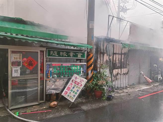 台中市太平区中平路一家铁皮搭起的小吃店，21日上午发生火警，台中市消防局出动人员及车辆扑灭火势。（台中市消防局提供／冯惠宜台中传真）