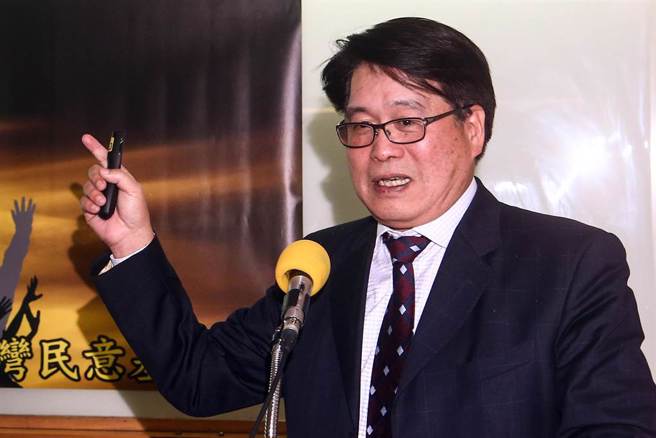 台湾民意基金会董事长游盈隆21日公布的最新民调显示，针对蔡英文总统处理国家大事的方式，有12.2％非常赞同，27.5％还算赞同，23.8％不太赞同，20.5％一点也不赞同，16.1％没意见、不知道或拒答。游盈隆表示，蔡英文正陷入第三次执政困境中。（邓博仁摄）