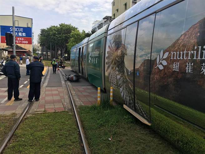 高雄轻轨今日上午发生车祸，警方初步研判骑士违规右转与列车发生擦撞。（翻摄照片／崔正纲高雄传真）