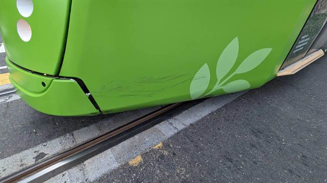 车祸造成列车左侧车头饰版局部损伤。（翻摄照片／崔正纲高雄传真）