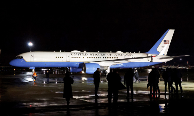 拜登基輔行沒搭空軍一號總統專機，改搭美國空軍C-32專機。圖為他的專機20日飛抵波蘭華沙的軍事基地。（圖／美聯社）