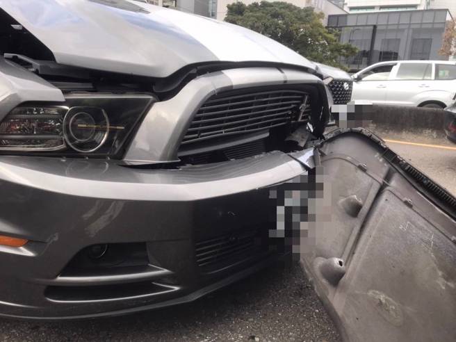 福特野马被撞后又追撞最前方的宾利，保险杆因此掉落。（简铭柱翻摄）