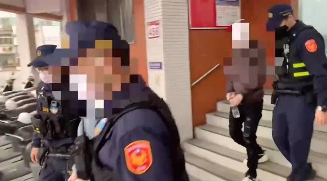 警方将酒驾的杨女及顶替的黄女移送侦办。（简铭柱翻摄）