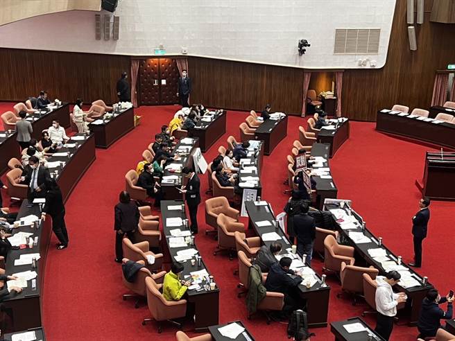 国民党立委曾铭宗表示，没有所谓大局条款，他是国民党立法院党团的总召，也是党中央政策会执行长，连听都没听过，连看都没看过。（游念育摄）