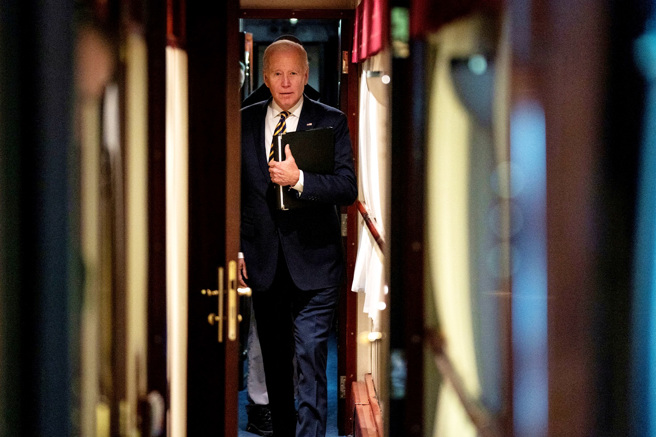 拜登結束基輔快閃行後，20日搭乘火車離開烏克蘭。圖為他在車廂上的畫面。（圖／路透社）