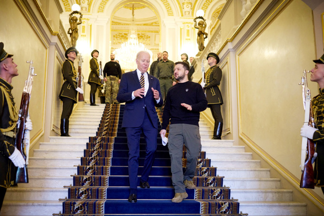 拜登20日旋風訪基輔，澤倫斯基在總統官邸馬林斯基宮（Mariinsky Palace）接待他。（圖／路透社、烏克蘭總統府提供）