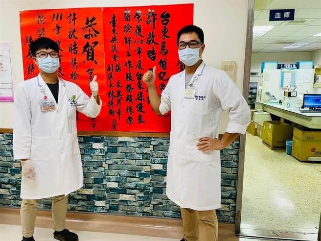 台东马偕医检师许启皓（右）、医检师许晢尉（左），兄弟二人同为台东医疗奉献。（台东马偕医院提供／蔡旻妤台东传真）