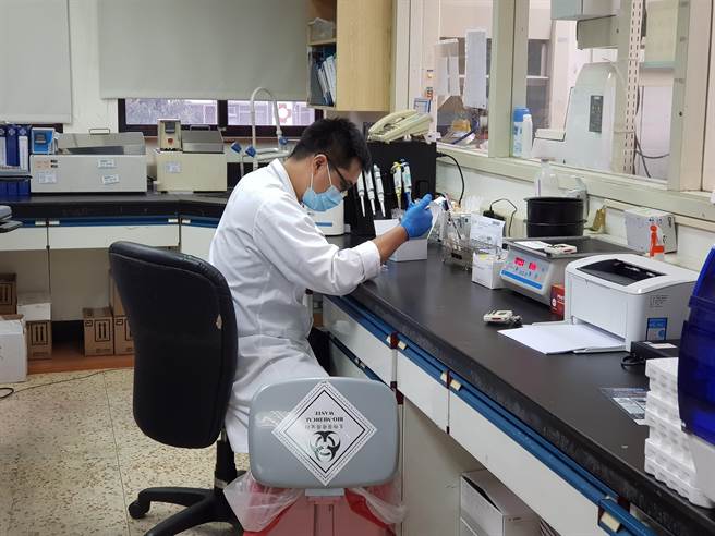 医检师在工作岗位上默默付出，同为抗疫尽心力。（台东马偕医院提供／蔡旻妤台东传真）