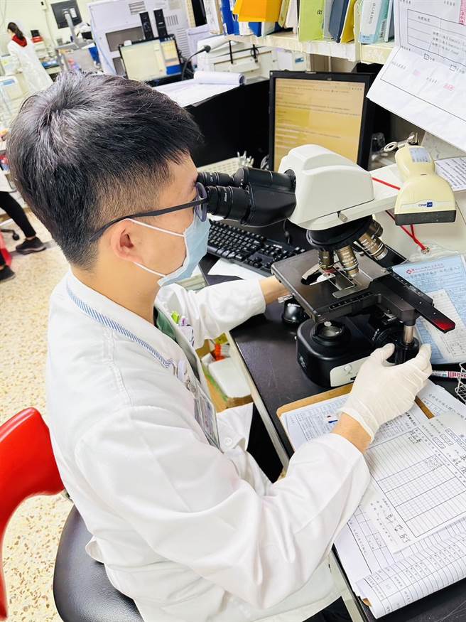 医检师在工作岗位上默默付出，同为抗疫尽心力。（台东马偕医院提供／蔡旻妤台东传真）