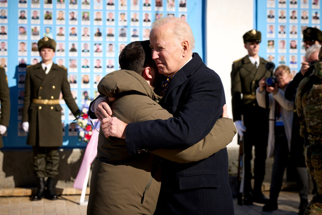 拜登20日快閃基輔，公開擁抱澤倫斯基。（圖／路透社、烏克蘭總統府提供）