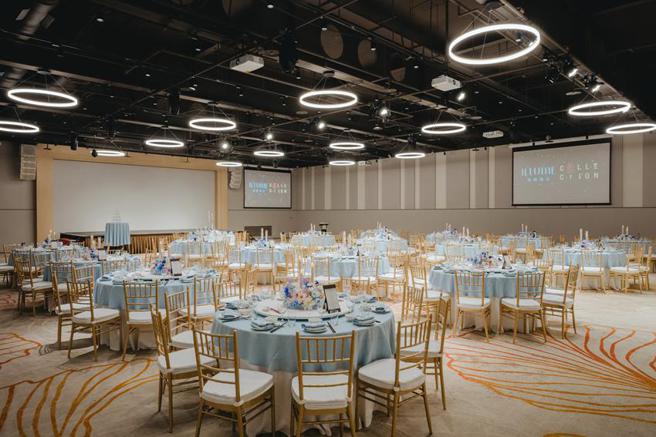 （茹曦酒店今年全面把宴会厅注入全新婚宴风格，在桌席布置上使用奶茶、莫兰迪蓝色系，强化整体婚宴空间氛围感。图／君品Collection提供）