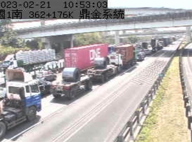 国1南向365.5公里21日上午10时20分发生1辆小货车与3大辆型车追撞事故，占用中间与内侧车道做拖吊处理，伤亡不明。图为后方的鼎金路段塞车情形。（摘自警广即时报APP／林瑞益高雄传真）
