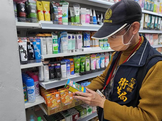 花莲县卫生局查访市面化妆品。（花莲县卫生局提供／王志伟花莲传真）