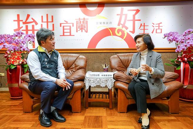 中央流行疫情指挥中心指挥官王必胜（左）等人今天拜访宜兰县政府，向县长林姿妙（右）请益，林姿妙感谢指挥中心关心宜兰县，盼中央地方一起照顾乡亲的健康。（李忠一摄）