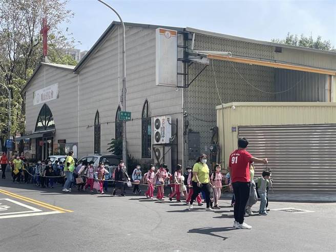 高雄市文德国小学童自划「肉体人行道」，教育局回应，这是安亲班的安全措施，已协调相关局处改善道路，保护学童安全。（高市教育局提供／柯宗纬高雄传真）