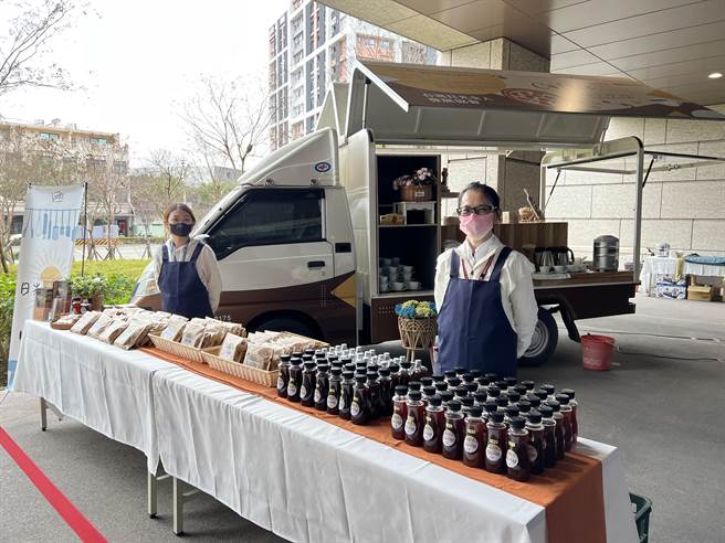 日光咖啡坊将「898反毒应援咖啡车」开进桃园地检署。(蔡依珍摄)