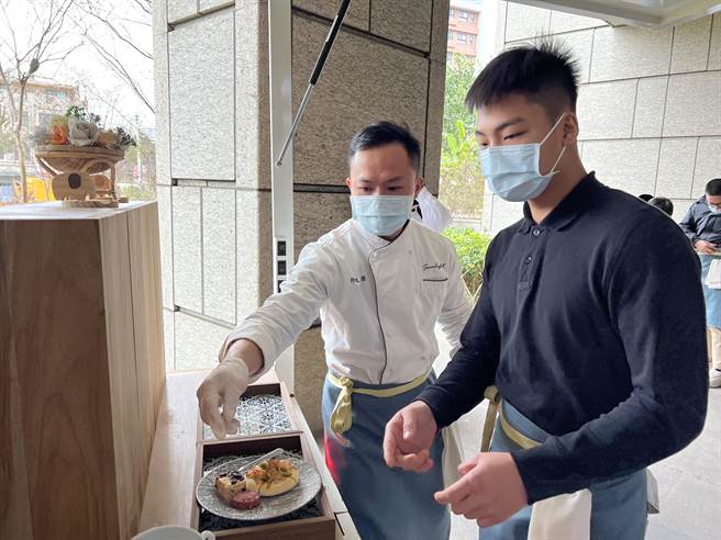 小铭(左)目前是日光咖啡车主厨。(蔡依珍摄)