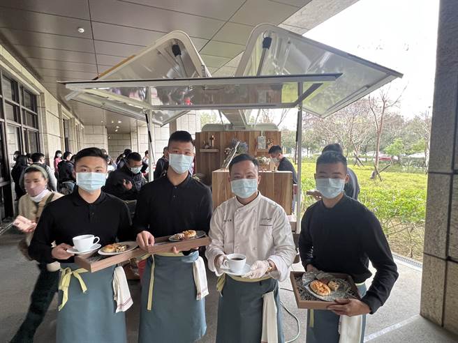 小铭(右二)目前是日光咖啡车主厨。(蔡依珍摄)