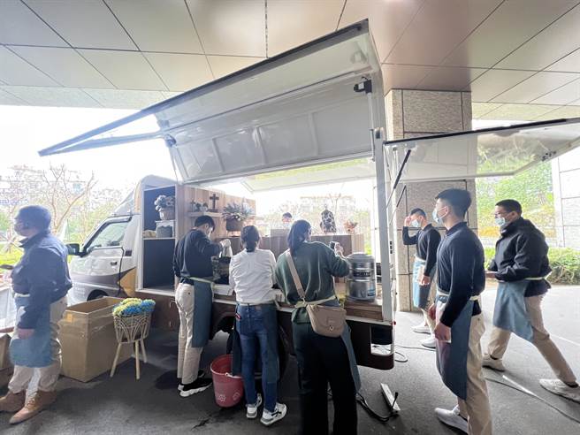 日光咖啡坊行动咖啡车上的木作也都出自木工坊。(蔡依珍摄)