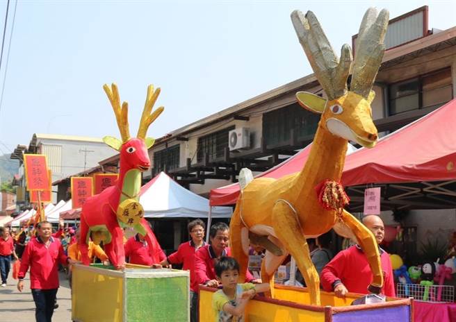 国姓乡南港社区制作「国姓第一猛鹿」花灯行销鹿茸，2023年参加南投花灯展出后，其中橘色猛鹿失踪。（民眾提供／杨静茹南投传真）