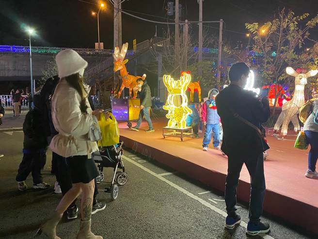 「国姓第一猛鹿」南投灯会展出后，其中橘色的猛鹿失踪，社区悬赏寻鹿。（民眾提供／杨静茹南投传真）