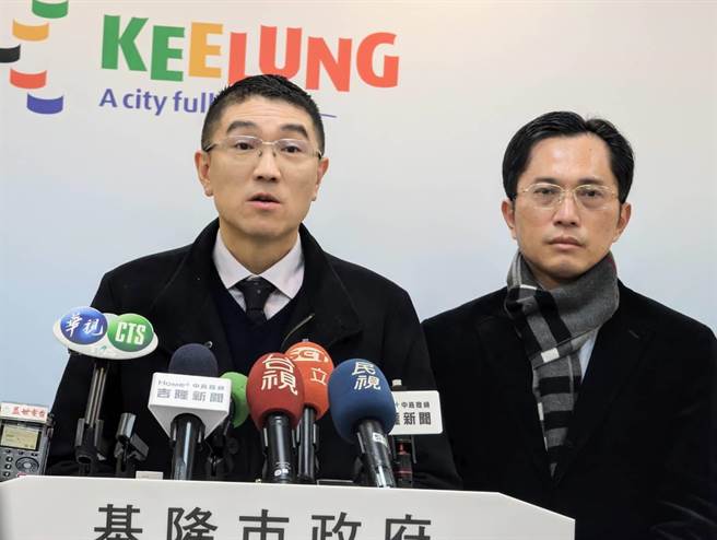 基隆市长谢国梁（左）及基隆市交通处长王圳宏（右）说明1200月票的相关政策，谢国梁表示，希望中央「好人做到底」，多补助地方政府一点。（张志康摄）