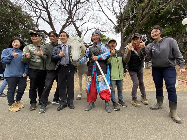 东海大学学生抢着报名参加马术社社团，在校内马厩学习帮忙喂马、刷毛，并熟悉马匹习性、个性。（张妍溱摄）