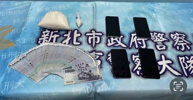 警方在土城区某座停车场内将2名犯嫌逮补到案，另查获460公克海洛因、10万元赃款等证物。（警方提供）