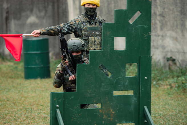 國軍「實戰化新式射擊」跪姿射擊。(軍聞社提供)