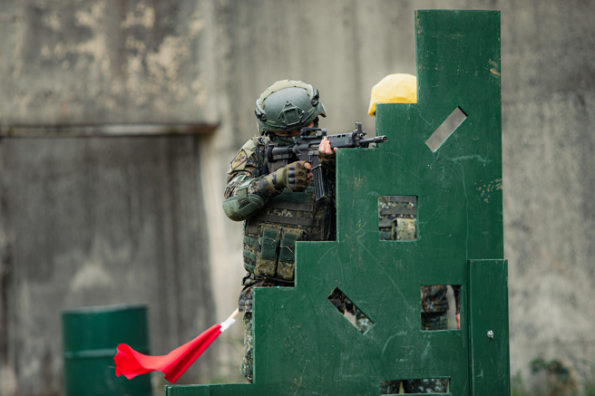 國軍「實戰化新式射擊」立姿射擊。(軍聞社提供)